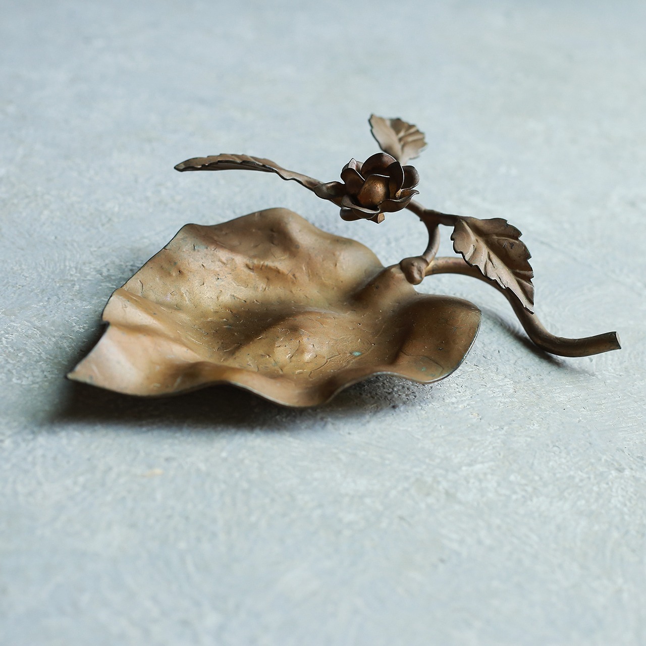 お花が美しい、ゴールドに輝くトレイ