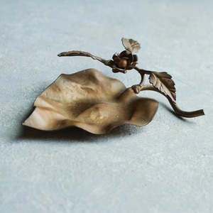 お花が美しい、ゴールドに輝くトレイ