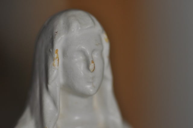 白いマリア像