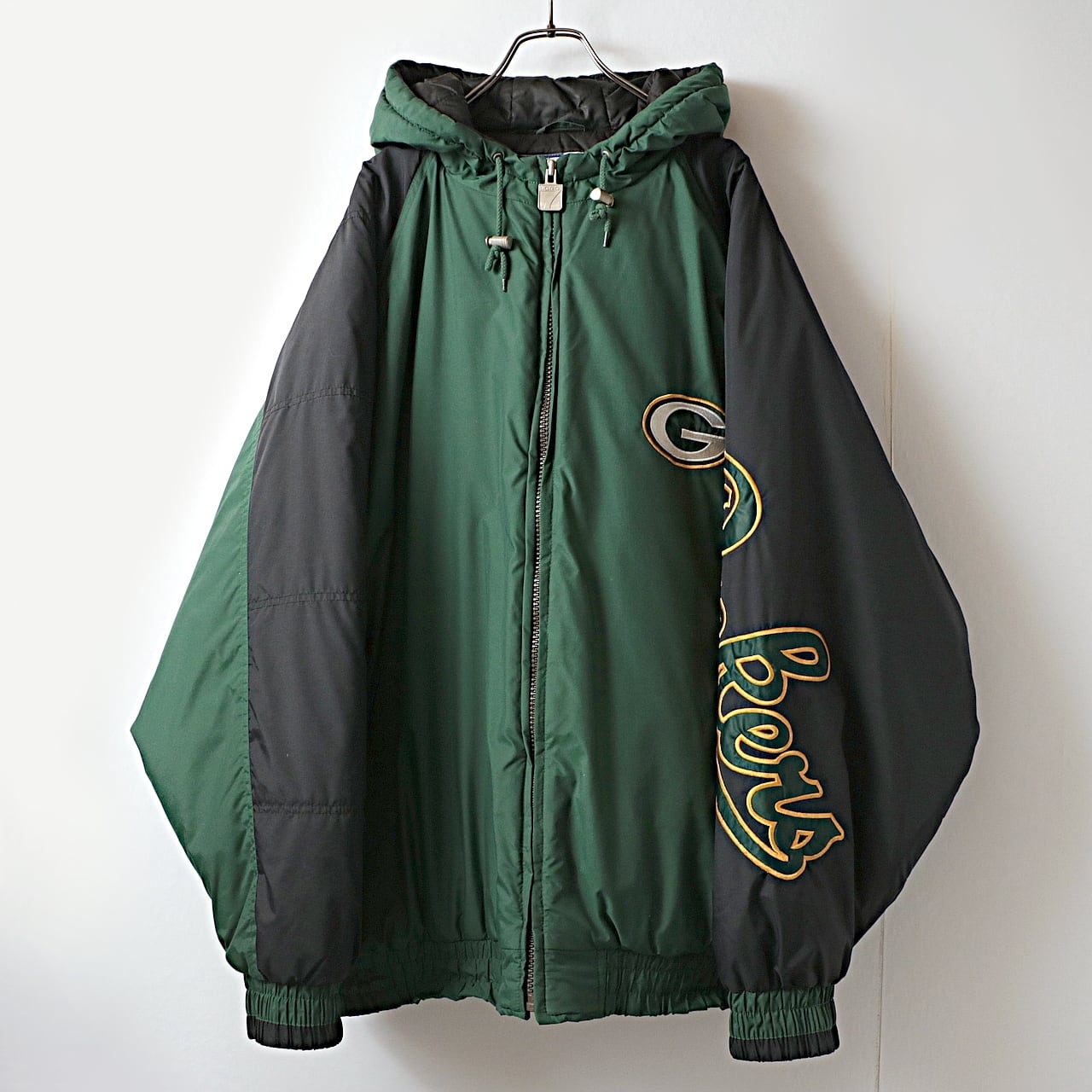 NFL パッカーズ 中綿 パデット ナイロン フーディ ジャケット 古着 NFL パッカーズ 中綿 パデット ナイロン フーディ ジャケット 古着