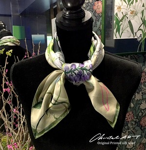 シルクスカーフ「ハチドリのいる庭」（アイボリー）100cm角