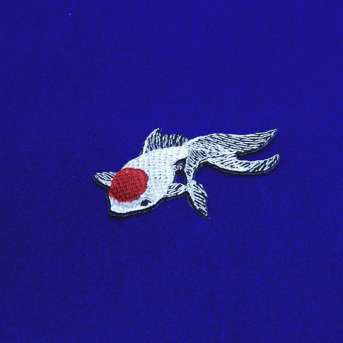 【VIVIENNE TAM】金魚刺繍パワーネットトップス