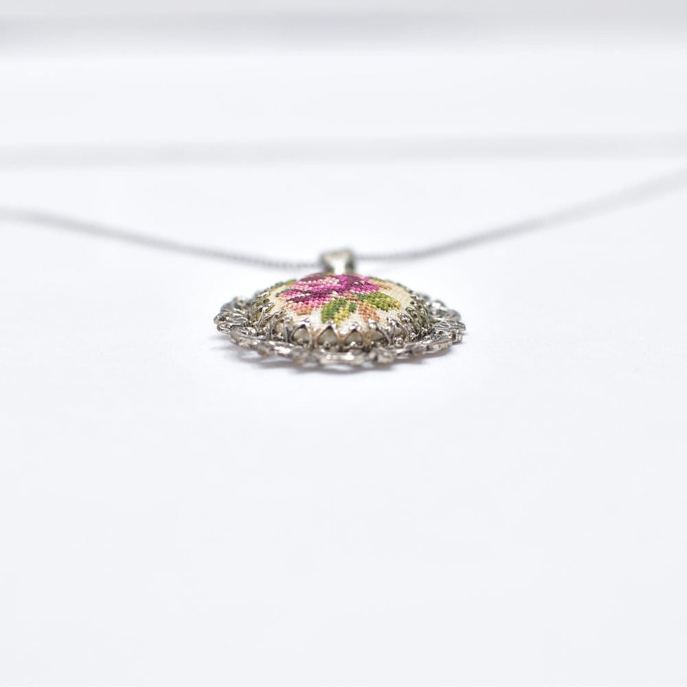 Vintage フラワー刺繍 モチーフ ペンダントネックレス プチポワン