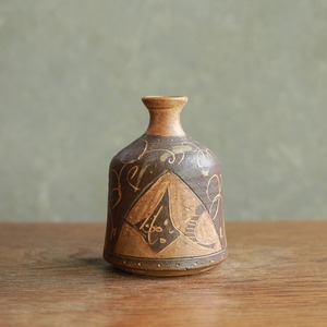 独特な模様が味わい深い、陶器のフラワーベース