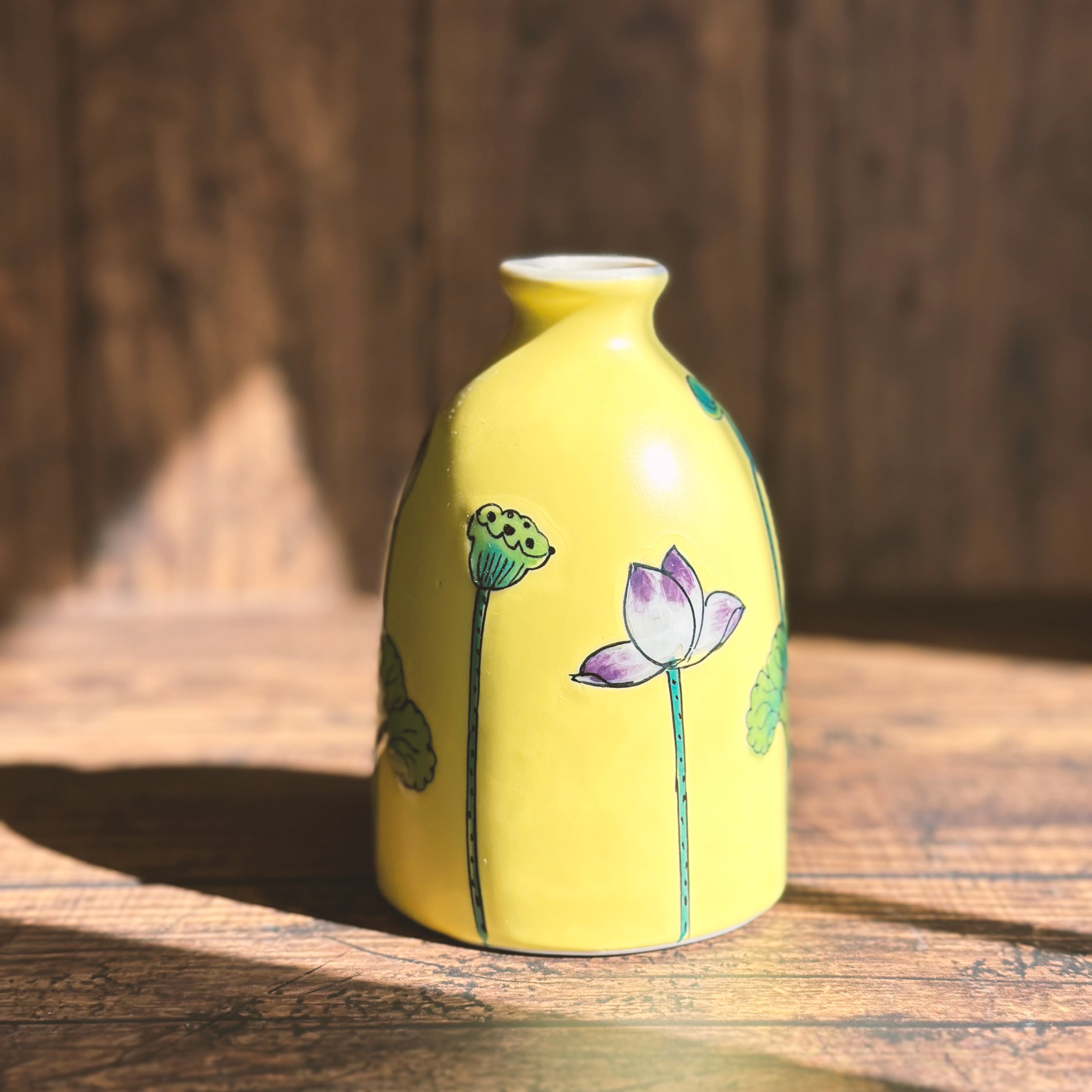ベトナムのバッチャン焼き 蓮の彫刻 三角マウスの花瓶 | Kc-Labo's