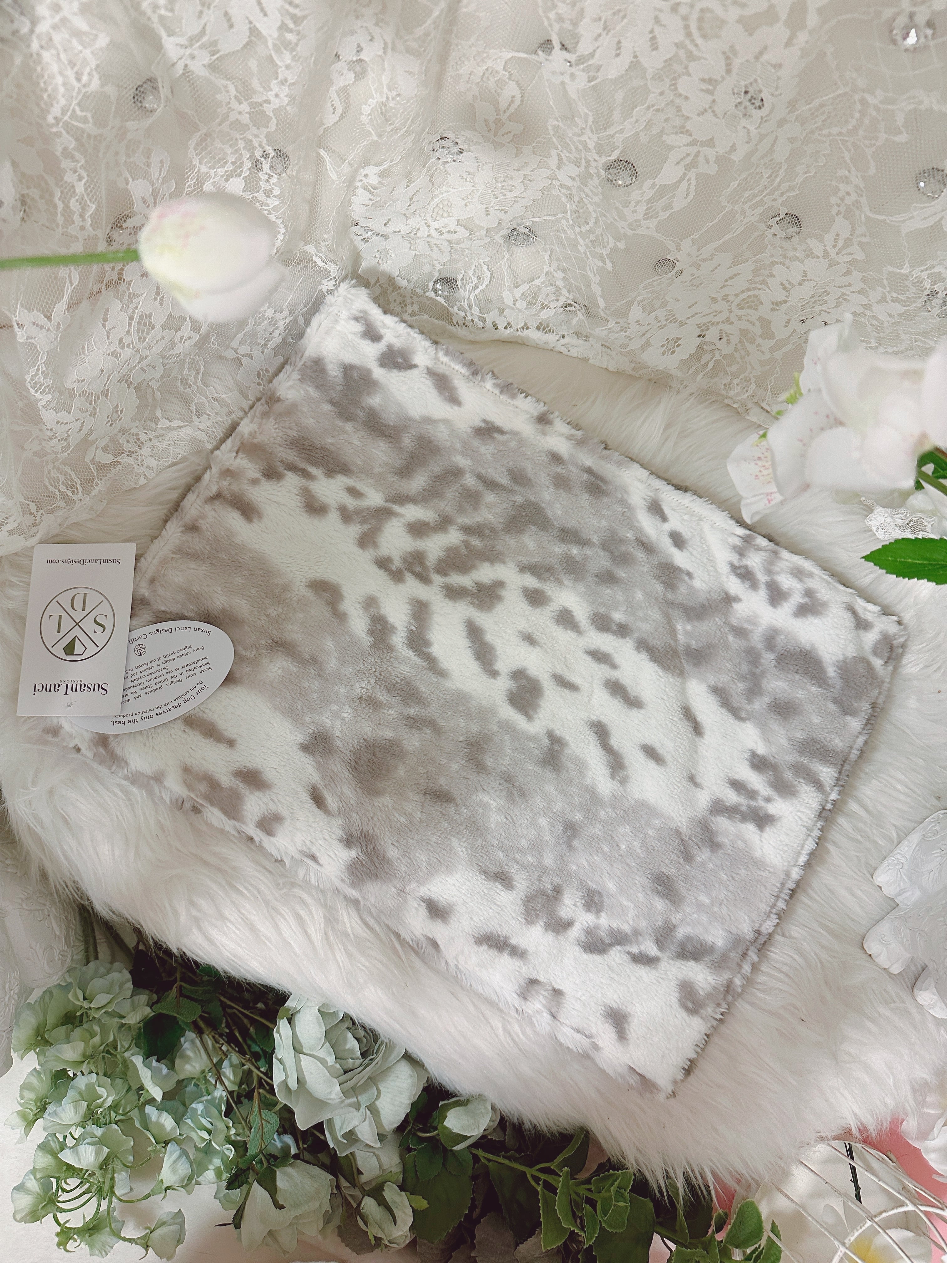 即納【Susan Lanci】Soft Platinum Snow Leopard Blanket | 犬の生活
