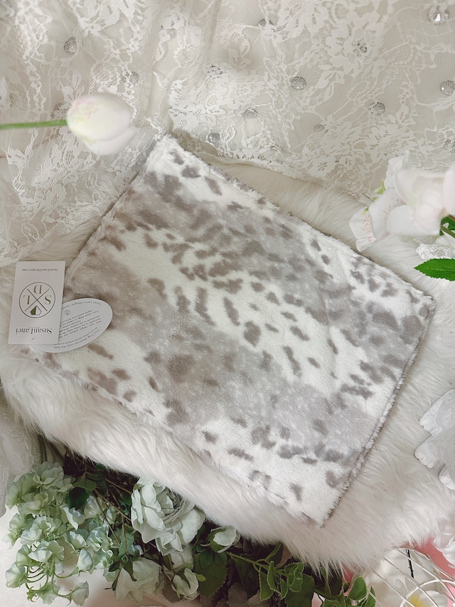 即納【Susan Lanci】Soft Platinum Snow Leopard Blanket