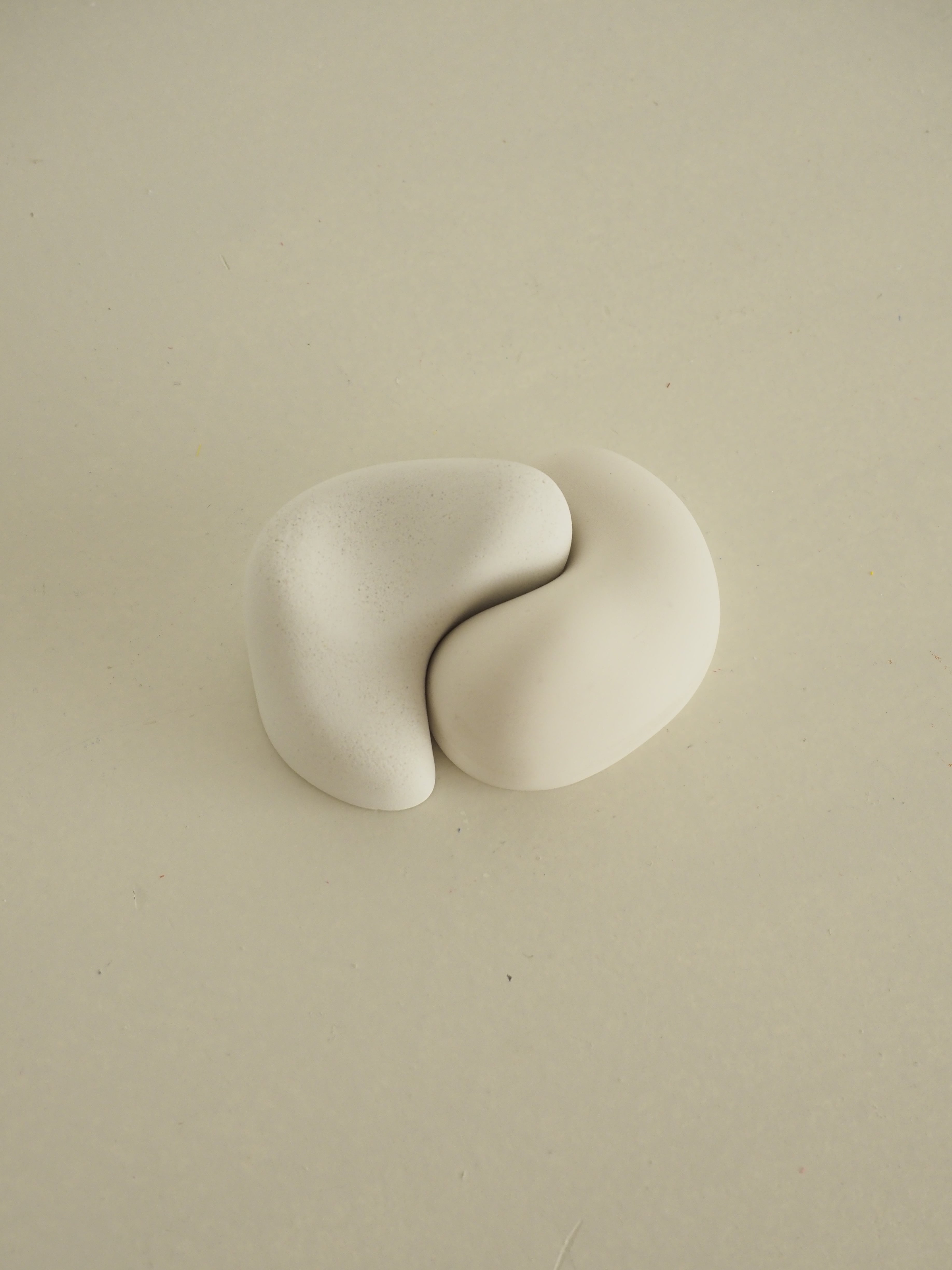 Nuzzle / white