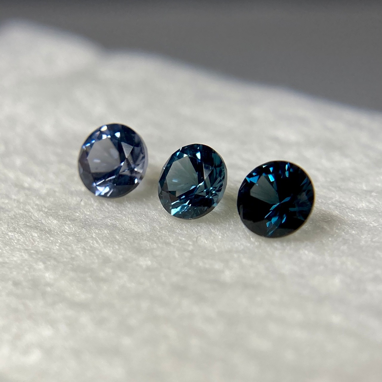 3色スピネル　ラウンドカット　約3.4mm　No.34-3