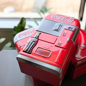 【 Coca-Cola ( コカ・コーラ ) / Coke 】 Vending machine Tin bank / 自動販売機型貯金箱 / コインバンク / 1950年代 1960年代【A】〚アメリカン雑貨 アメトイ〛