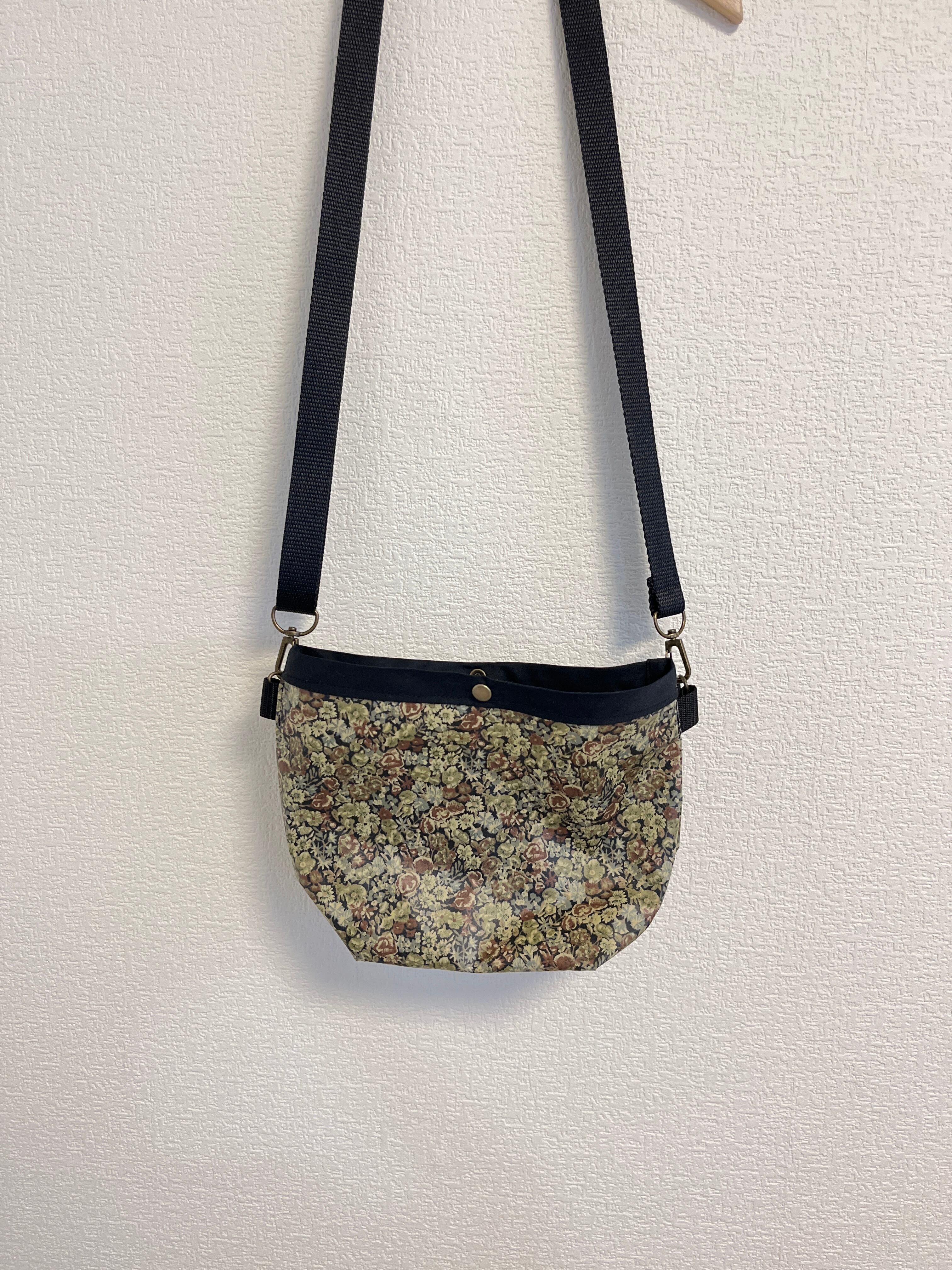 リバティ ショルダーバック 肩掛け斜めがけ紐調節可能