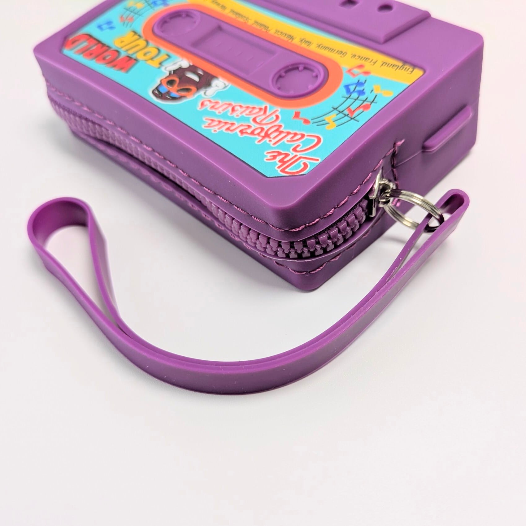 【 California Raisins（ カリフォルニアレーズン ） 】SILICONE POUCH ( シリコーンポーチ )  カセットテープ型 ストラップ付き / 小物入れ / コインケース / コスメポーチ 〚アメリカン雑貨 アメトイ〛