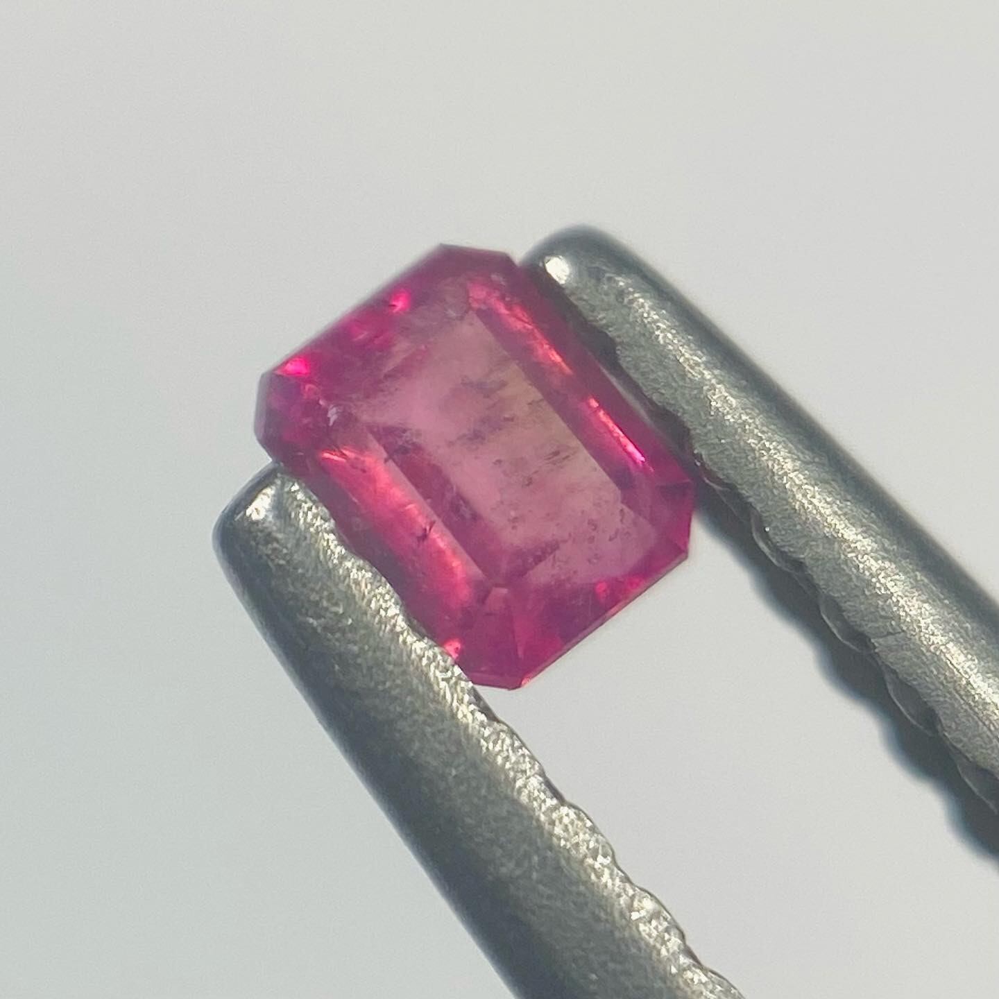 花びら舞うレッドベリル