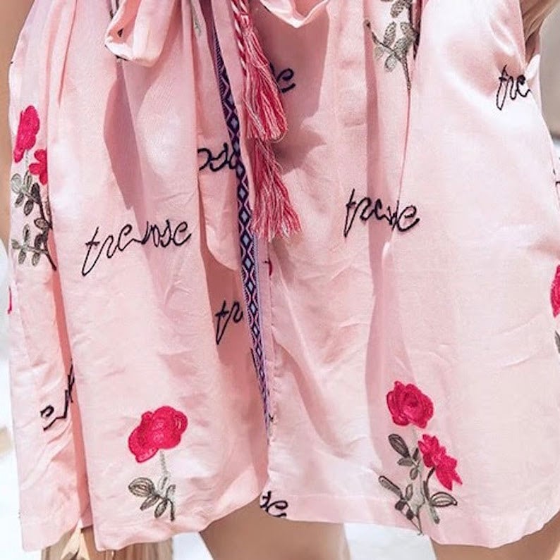 ローズ刺繍ボヘミアンミニ丈ワンピース ウエストリボンベルト付き