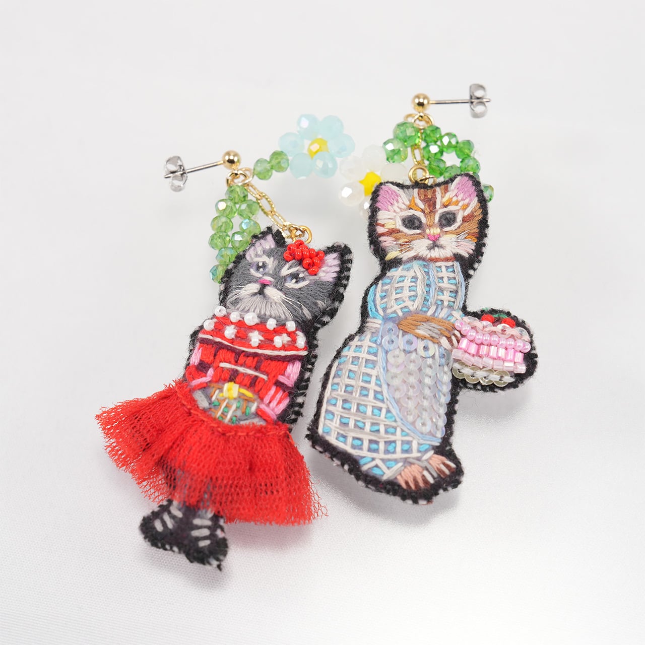 刺繍ピアス / 刺繍イヤリング Two cats | tamaobazaaar