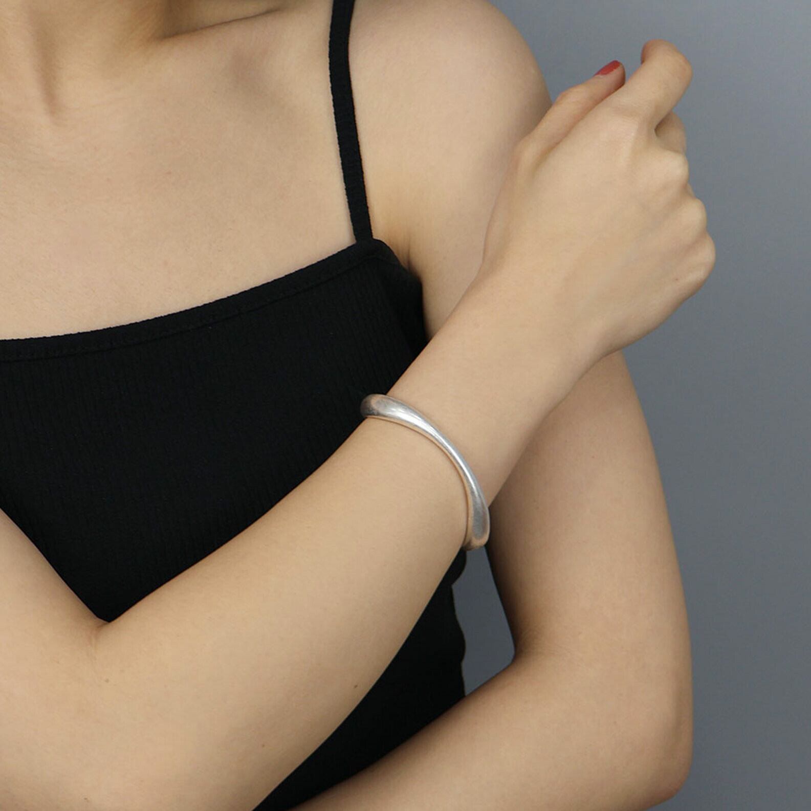 【SELECT】カーブメタルバングル　マット　艶消し　ボリューム　ニュアンス　大人カジュアル　ブレスレット　韓国製