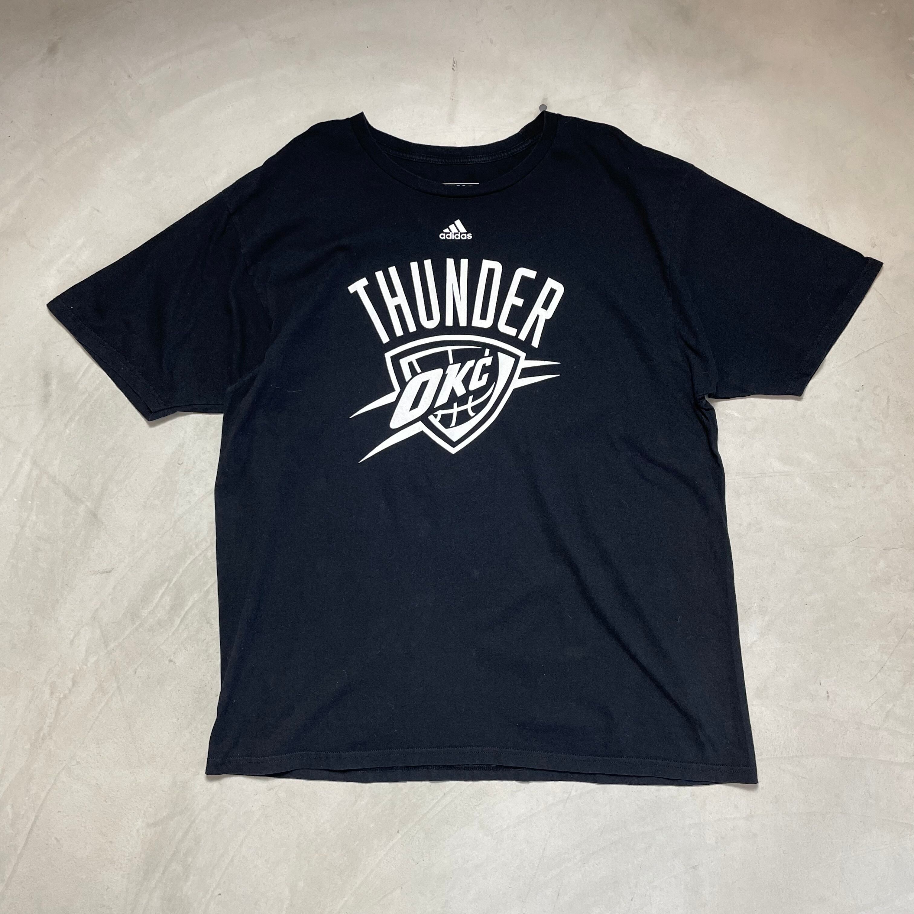 adidas アディダス NBA サンダー Tシャツ メンズXL 古着 チーム系 ブラック 黒 【Tシャツ】