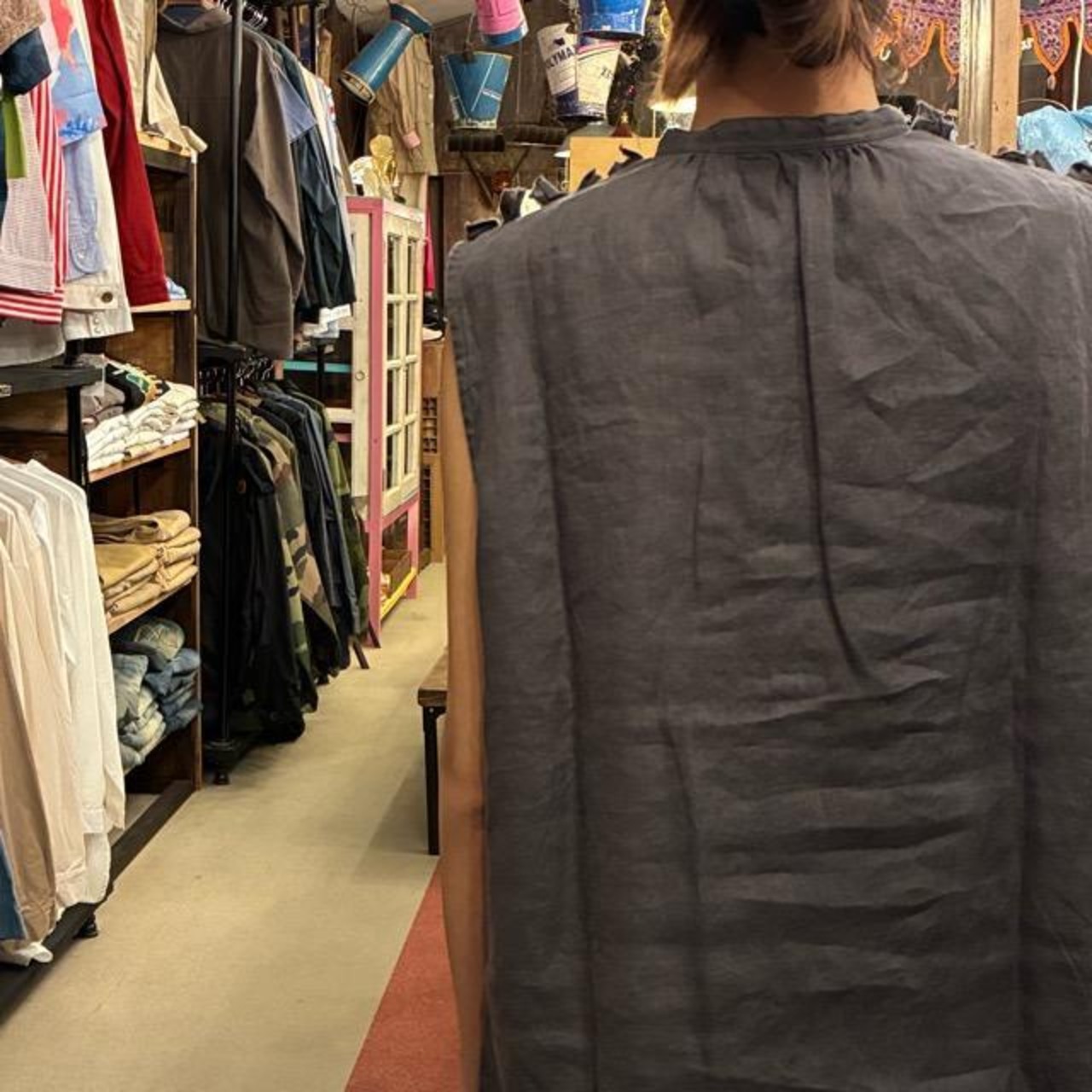 UNIVERSAL TISSU　ユニバーサルティシュ　フレンチリネン　スリーブレスフリルブラウス　チャコール　グレー　麻　ベスト　ノースリーブ　重ね着　トップス