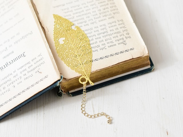 リニューアル【ブックマーカー（しおり）】葉脈が美しいゴールドの葉っぱ／隠れハート