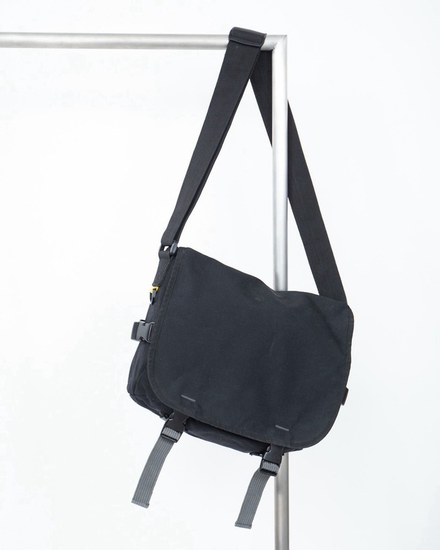 "GAP" design nylon shoulder bag