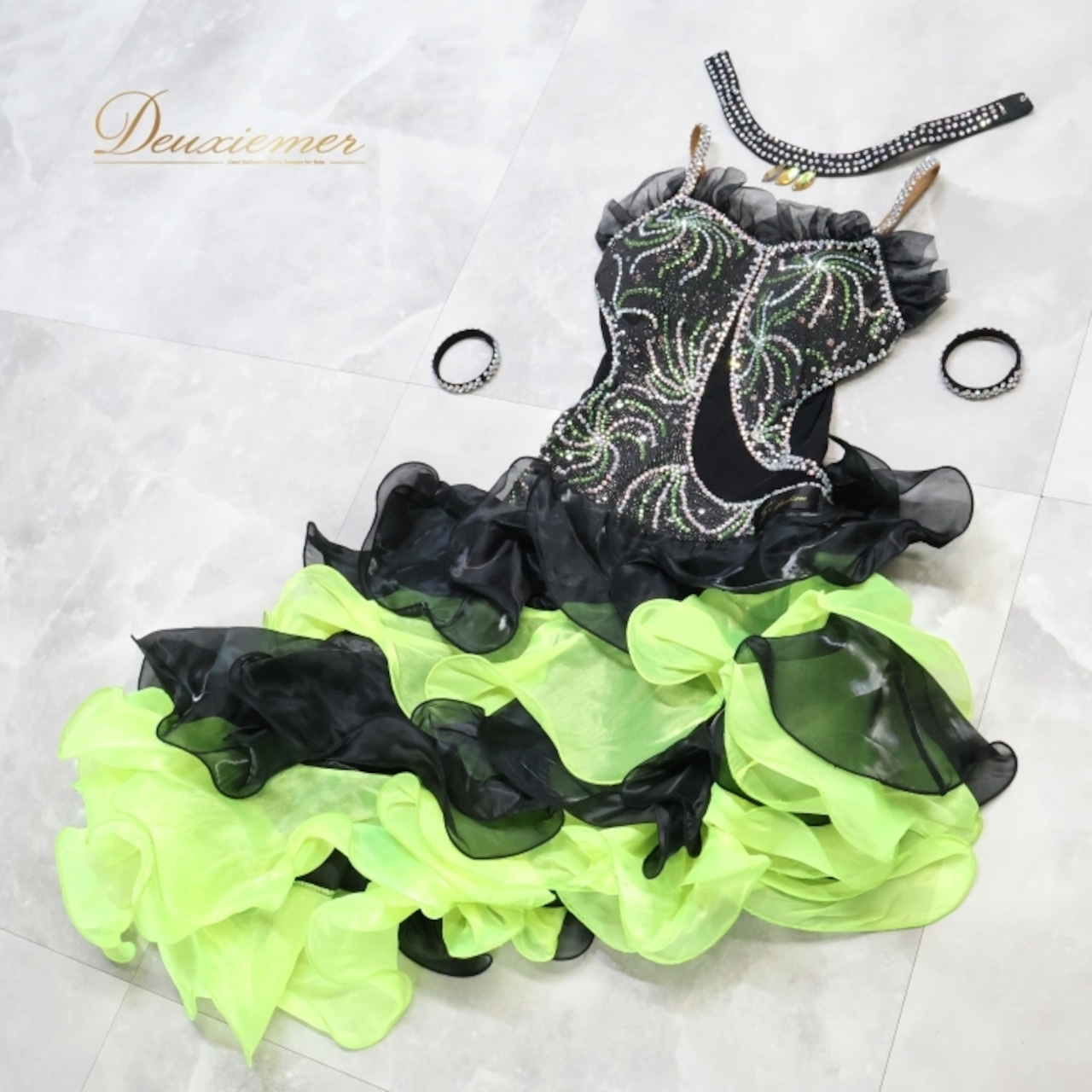 社交ダンス 衣装 ラテン ドレス ワンピース 黒 フリル 緑 蛍光 デモ 競技 ダンス パーティ 発表会 高級感 ブラック系 グリーン系スカート かわいい Mサイズ 軽め 素材 競技用 おしゃれ 女子用 フォーマル 明るい パフォーマンス用
