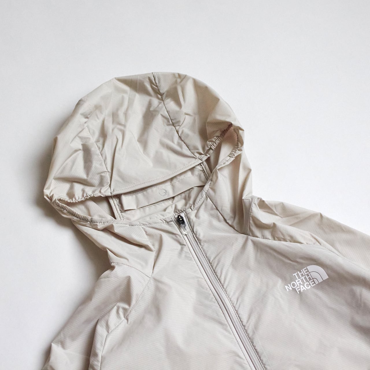 ノースフェイス　スワローテイルフーディ　フォッシルアイボリー　XL THE NORTH FACE（ザ・ノース・フェイス）W's スワローテイルベント
