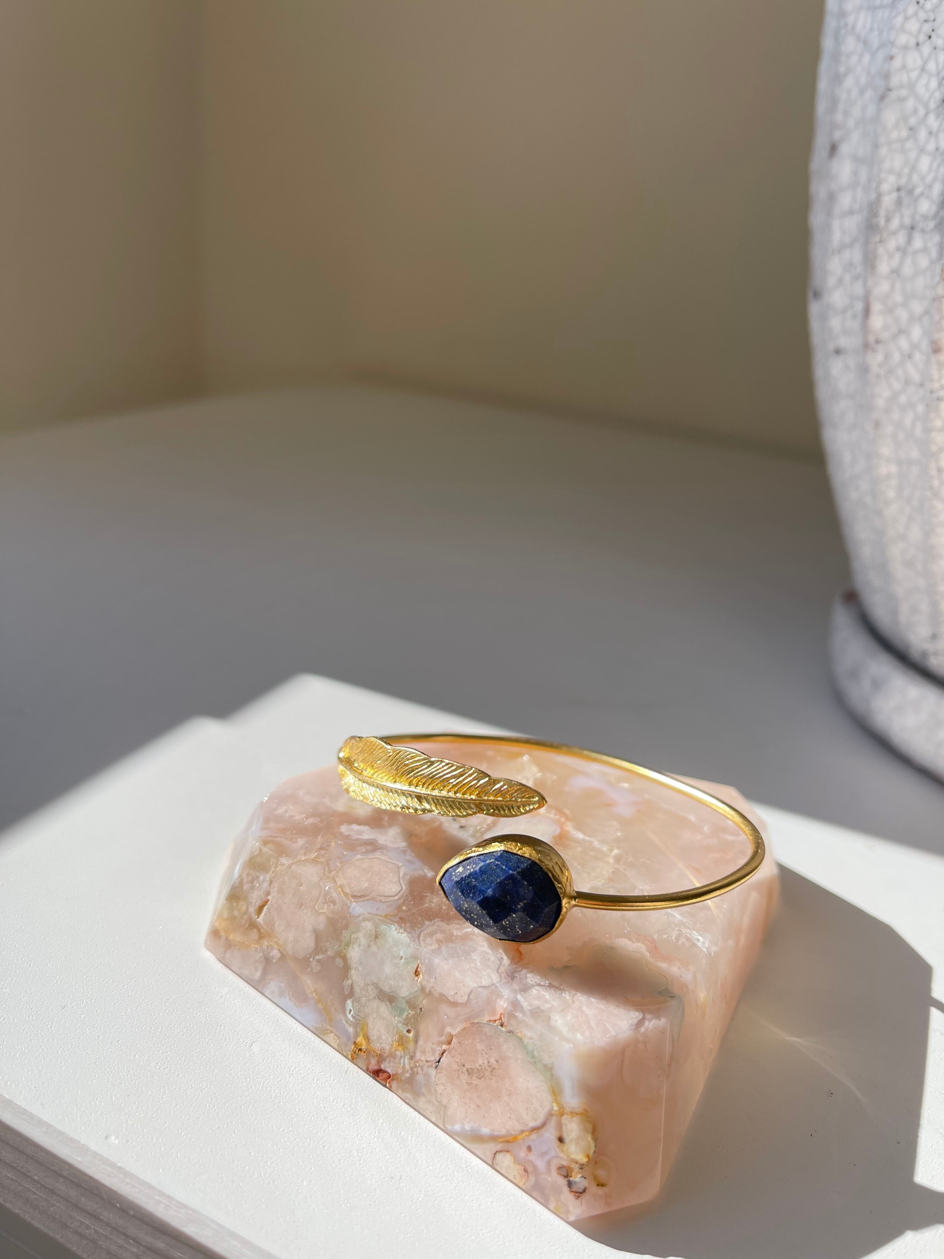 Lapislazuli and feather bangle/ラピスラズリと羽のバングル