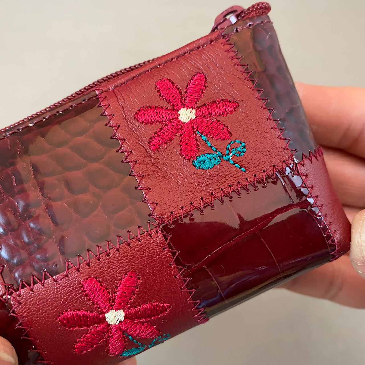 キーホルダー付き小銭入れ、スマートキーケース（ワインレッドに花の