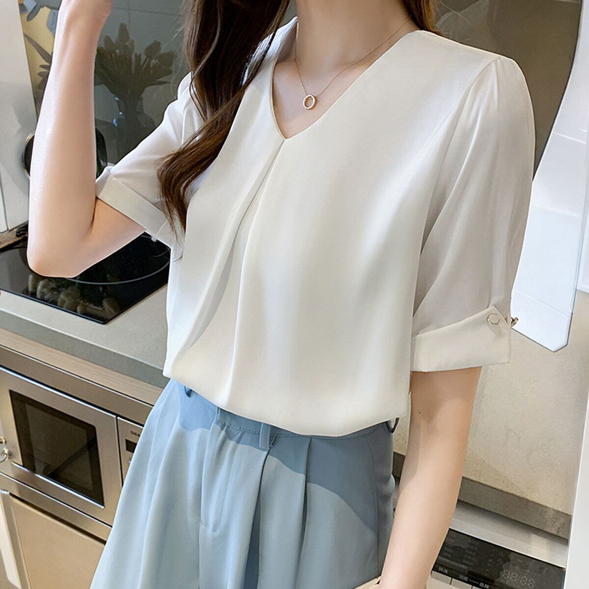 サテン風 ブラウス 半袖 Vネック レディース 春夏 きれいめ 大人 フェミニン 通勤 ビジネス オフィス OL 参観日 入学式 卒業式 入園式 卒園式 シンプル 清楚 上品 大人可愛い 大人女子