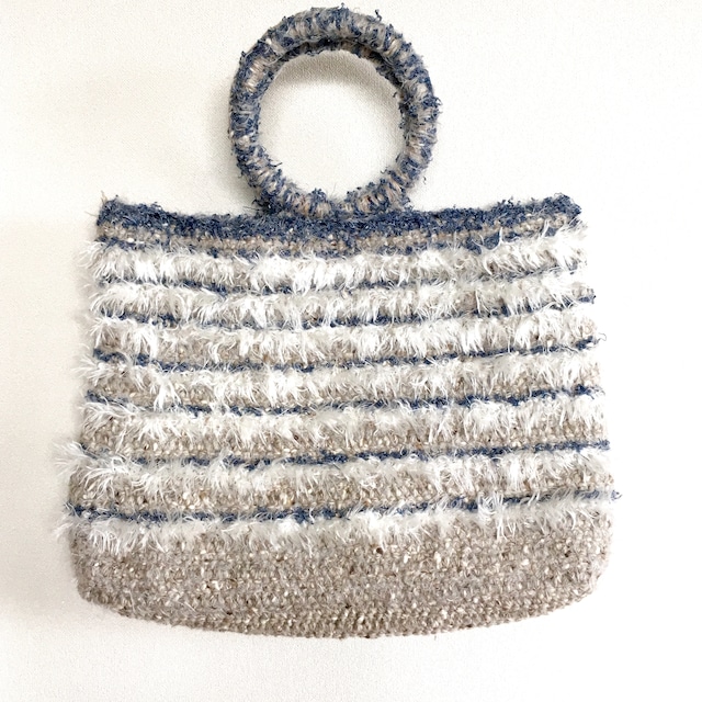 グリーン、ブルー、オレンジの段染め糸とたくさんのふわふわ糸などを一緒に編んだグルグルBAG circle bag