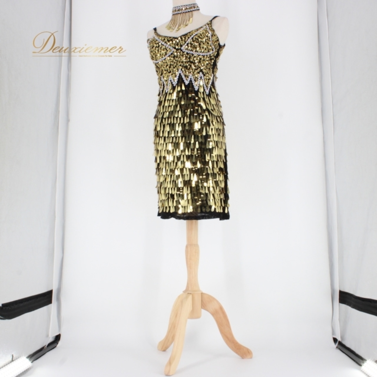 社交ダンス 衣装 ラテン ドレス ワンピース ステージ衣装 パーティドレス レディース金 黒 スパンコール ゴールド系 ブラック系 チョーカー 華やか デザイン 豪華 きらびやか 印象 おしゃれ ショートドレス フォーマル 謝恩会 お誕生日会 クリスマス パーティー 衣装 ブラック ゴールド レース 伸縮性 体型カバー 夏服 プロムドレス セクシー レディースファッション 反射光 ドレッシー 派手 目を引く