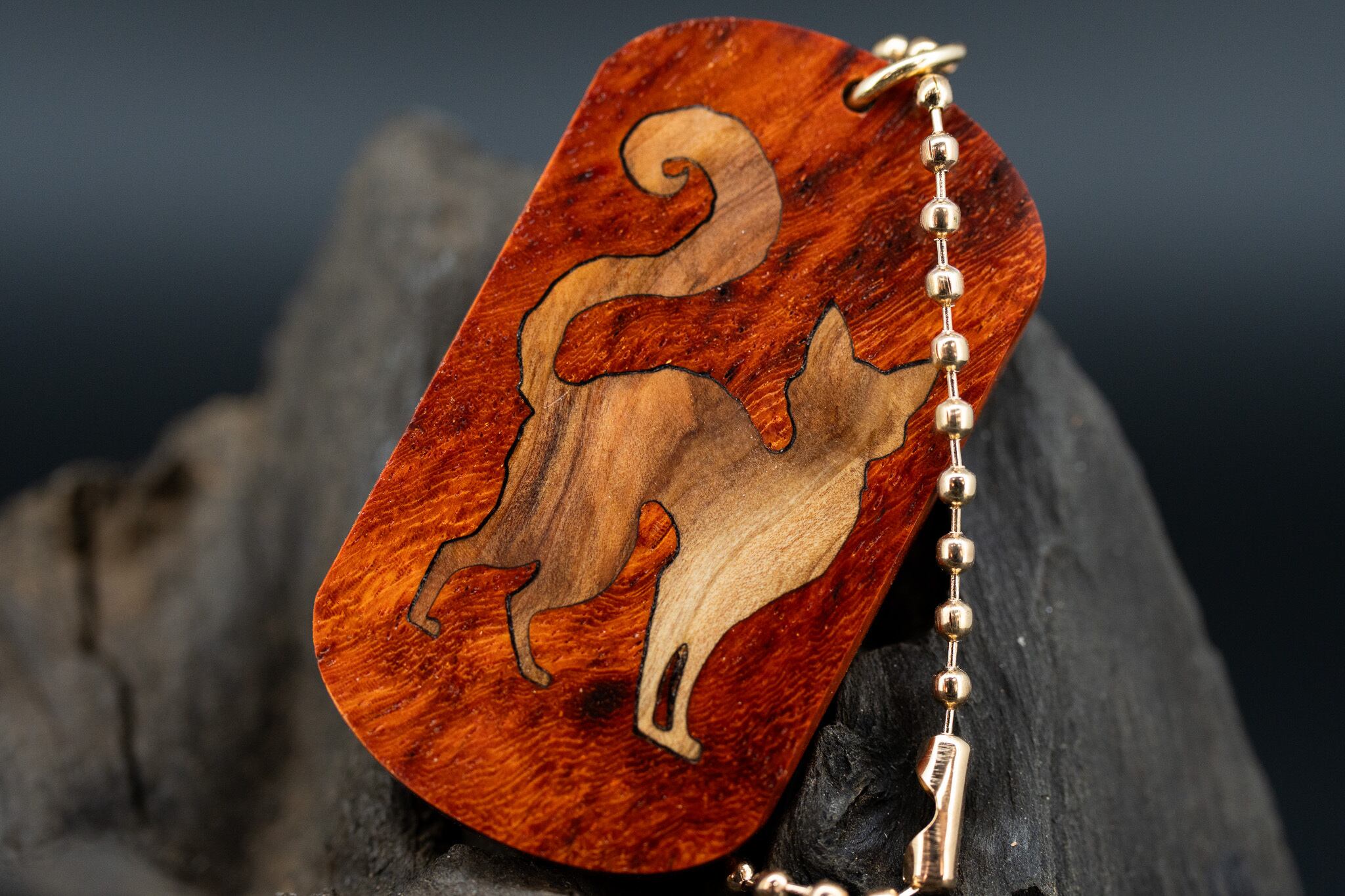 ※【朱色の銘木】 本花梨瘤 特上 ドッグタグ 象嵌 探る視線