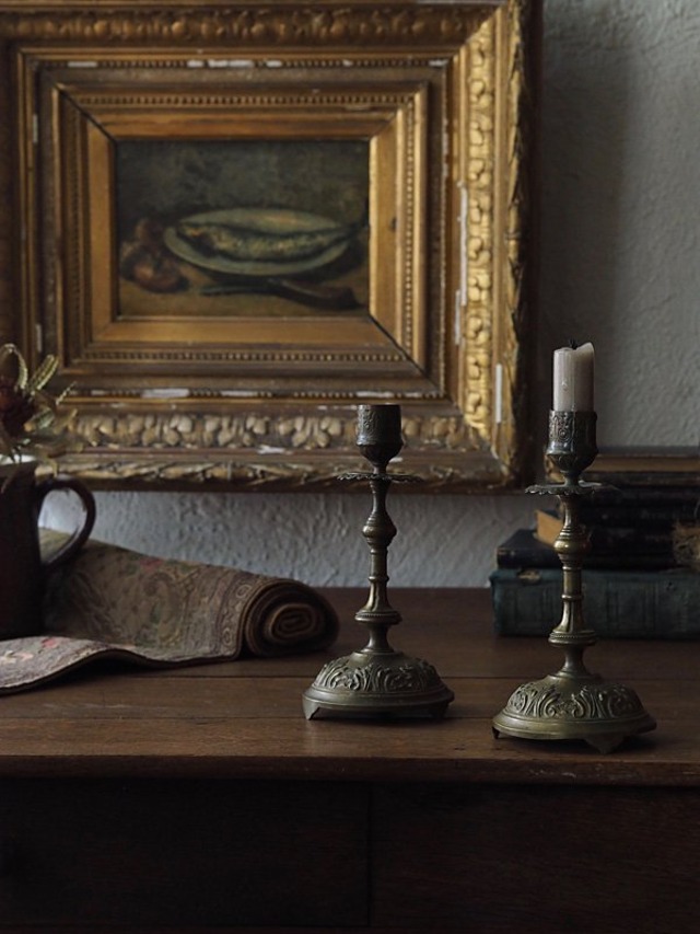 ボタニカル装飾取り巻くペア燭台-pair antique candle stand