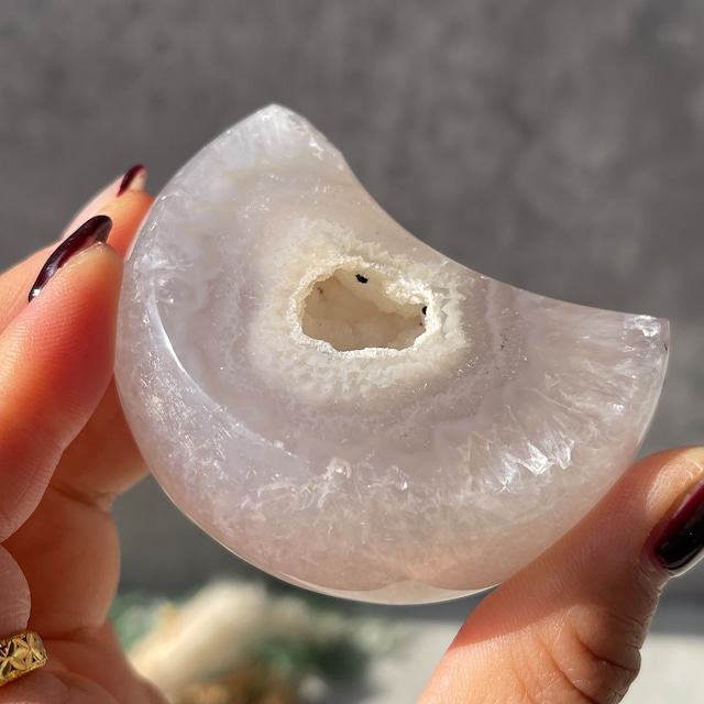 ブラジル産 アゲートムーン｜ジオード構造・透明感のある瑪瑙／UV反応あり