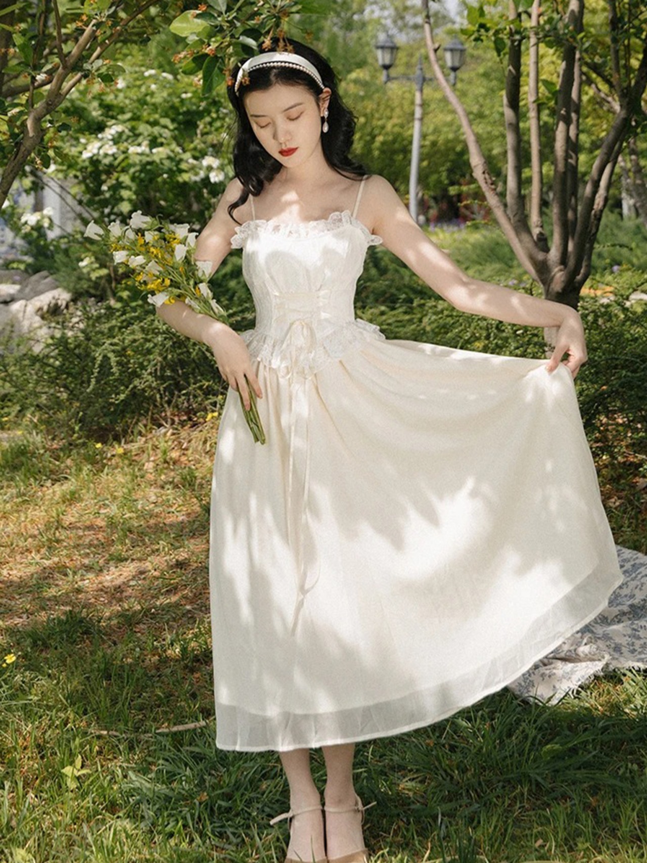 【0004】Ruffle Lace-Up Princess Short Sleeve Dress