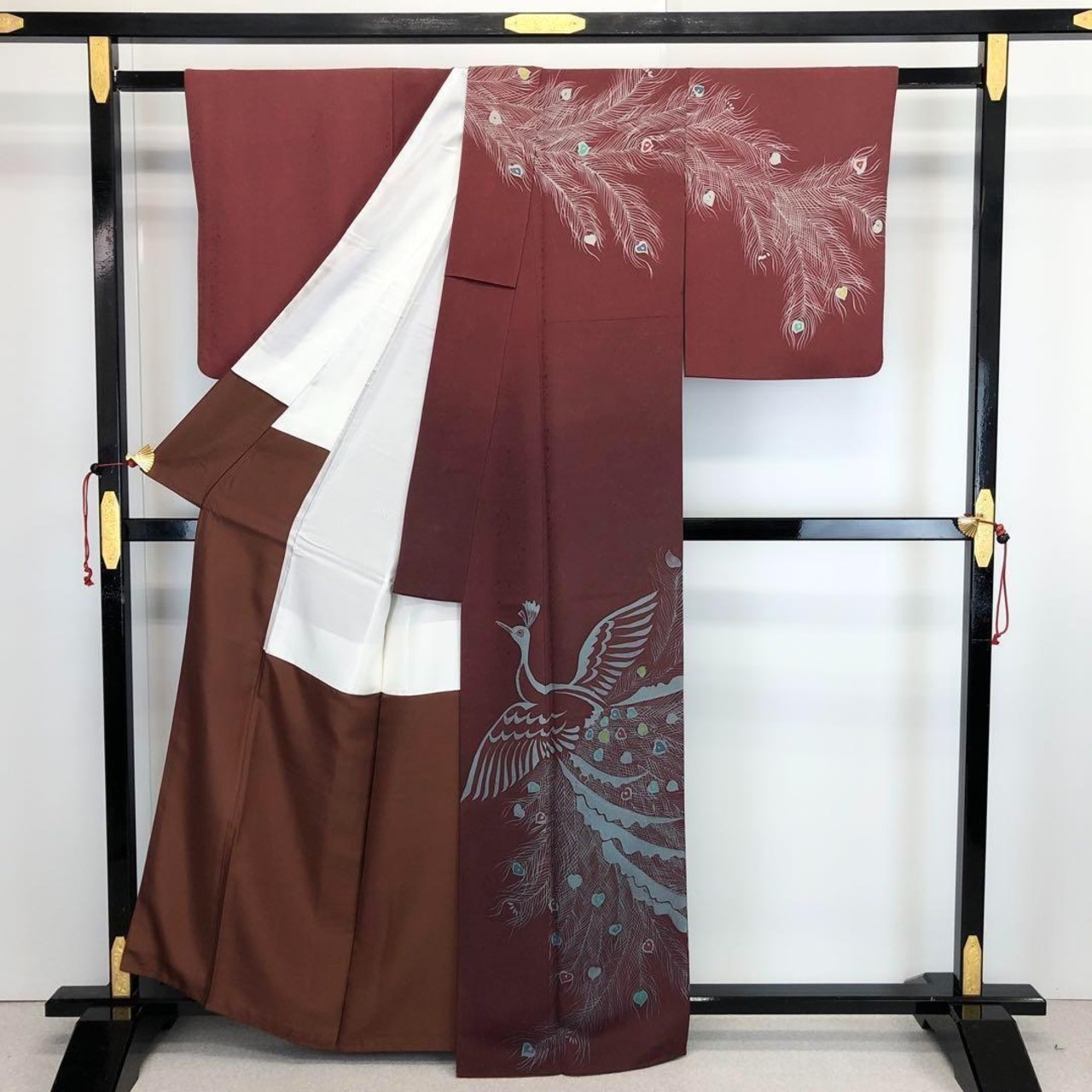 訪問着 作家物 羽ばたく孔雀 美しい羽根柄模様 暈し 深蘇芳色 K-3665  