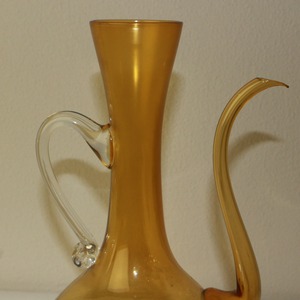 “光をためる” 琥珀色のガラス水差し