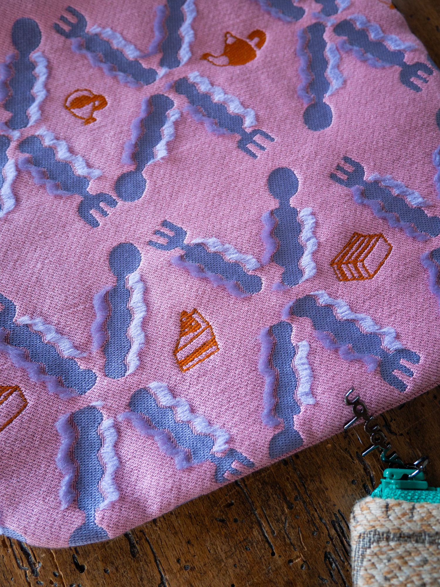 ジャカードポーチ