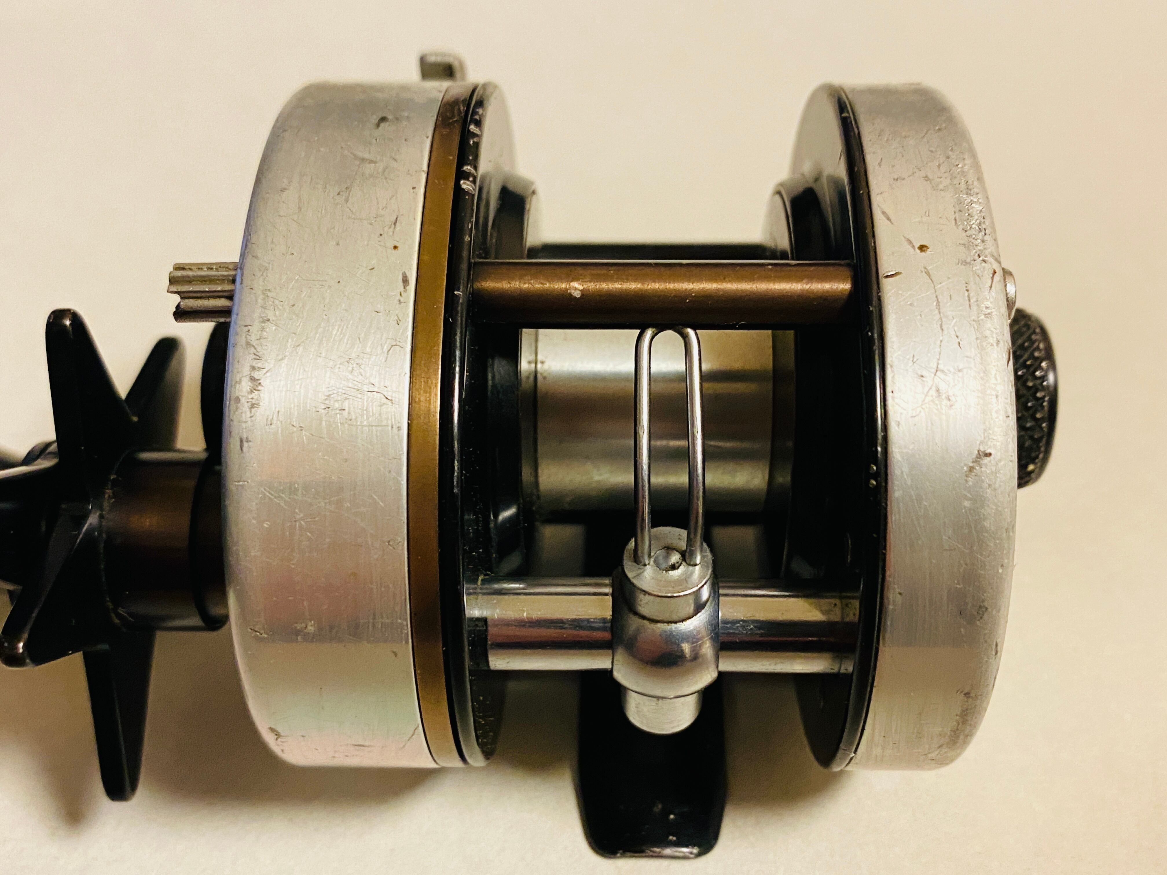 Pflueger 2600 MODEL DB [8832] | Tackleshop GTA