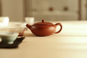 宜興紫砂壺「扁円」（満水約100cc）・小煤窯朱泥