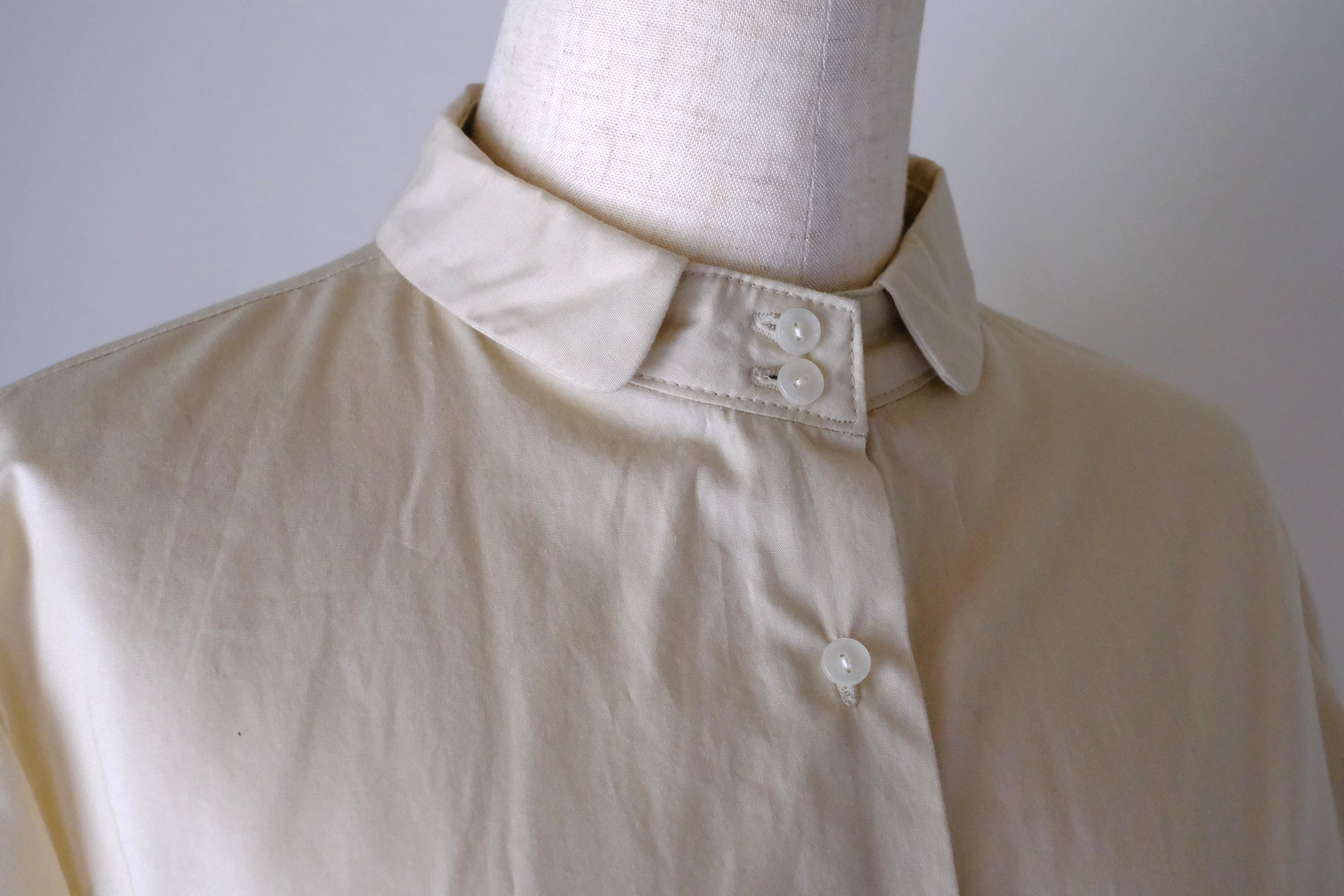 長袖スタンドカラーブラウス(ベージュ/刺繍無)