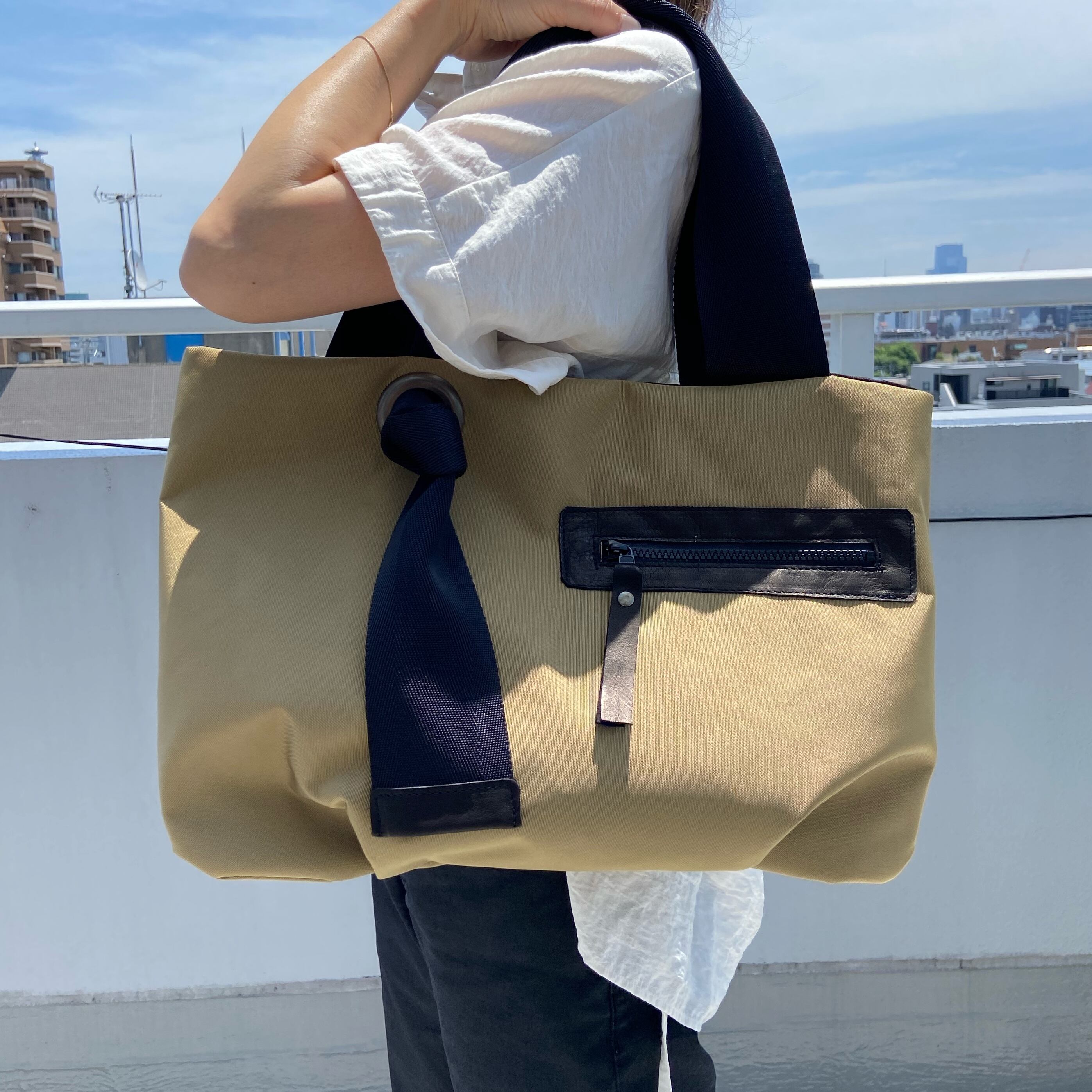 雨の日も安心な撥水加工素材＊大きめナイロントート＊ベージュ＊A4収納