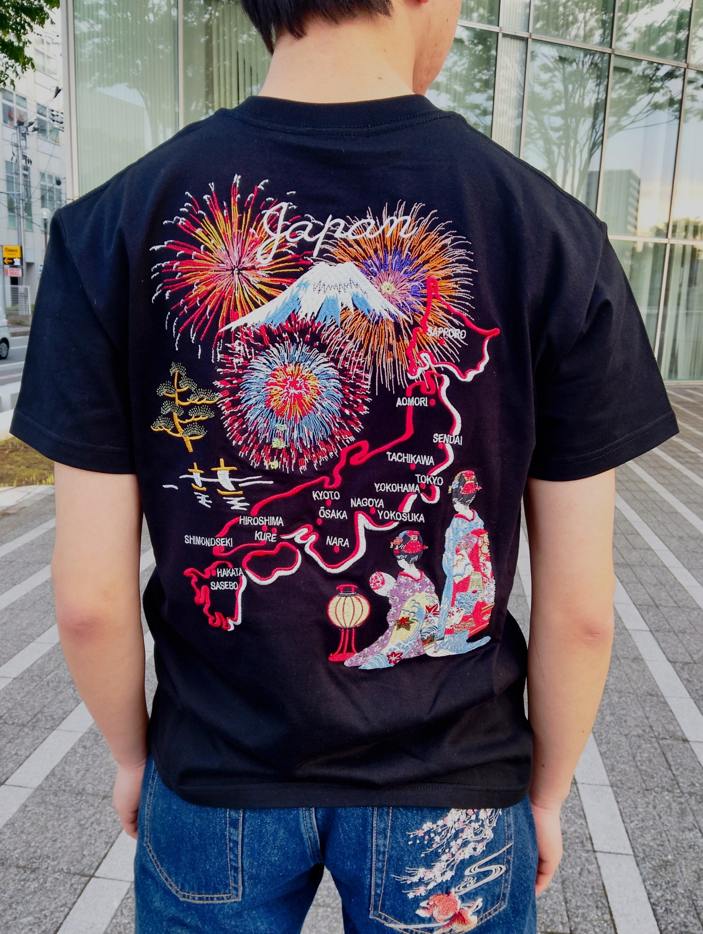 ST-606 花火と舞妓 刺繍半袖Tシャツ ブラック M・L・XL・XXL | 風と地の吾