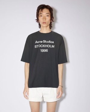 【Acne Studios UNISEX】 ロゴTシャツ