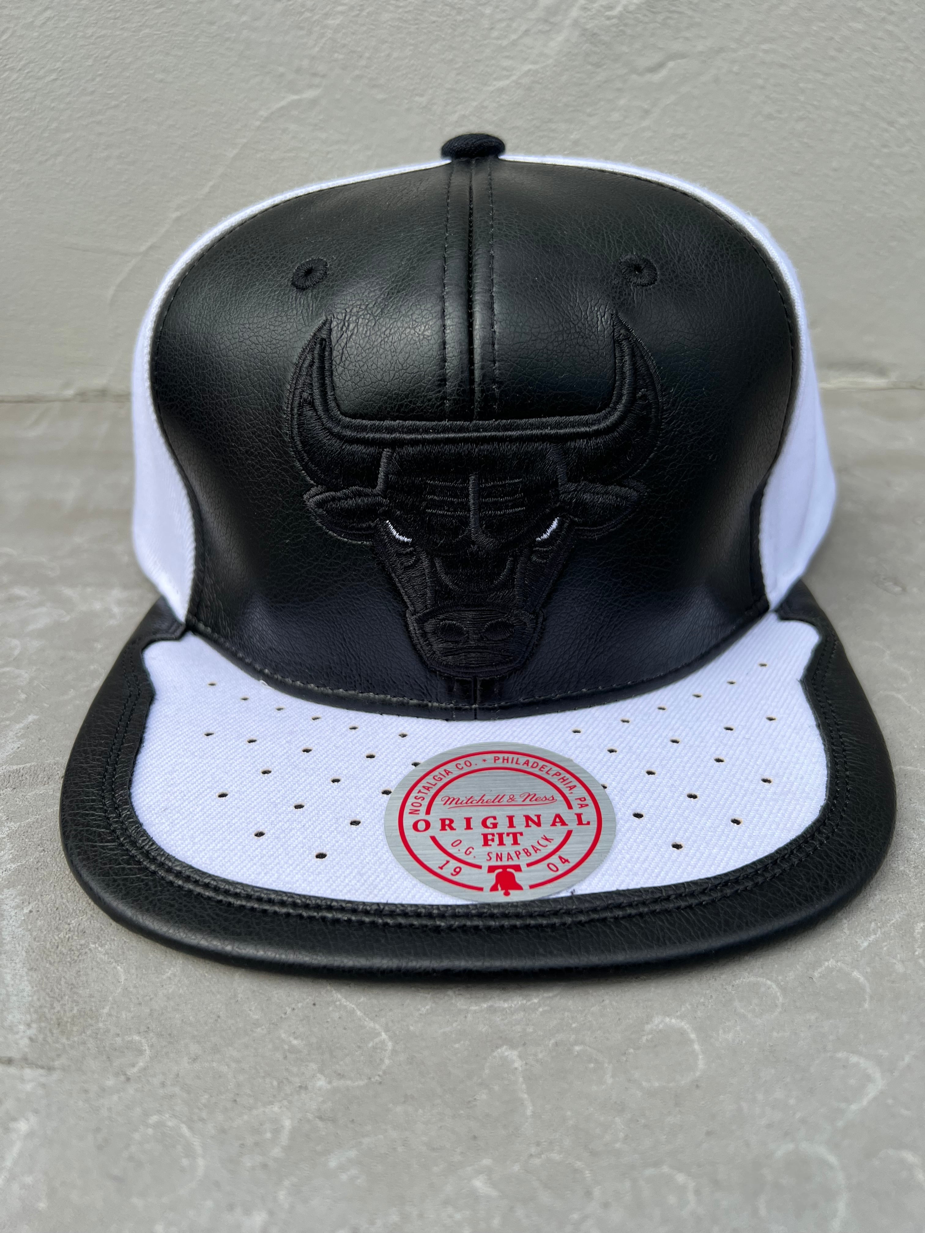 PUレザー Mitchell & Ness CHICAGO BULUS CAP スナップバック ホワイト×ブラック