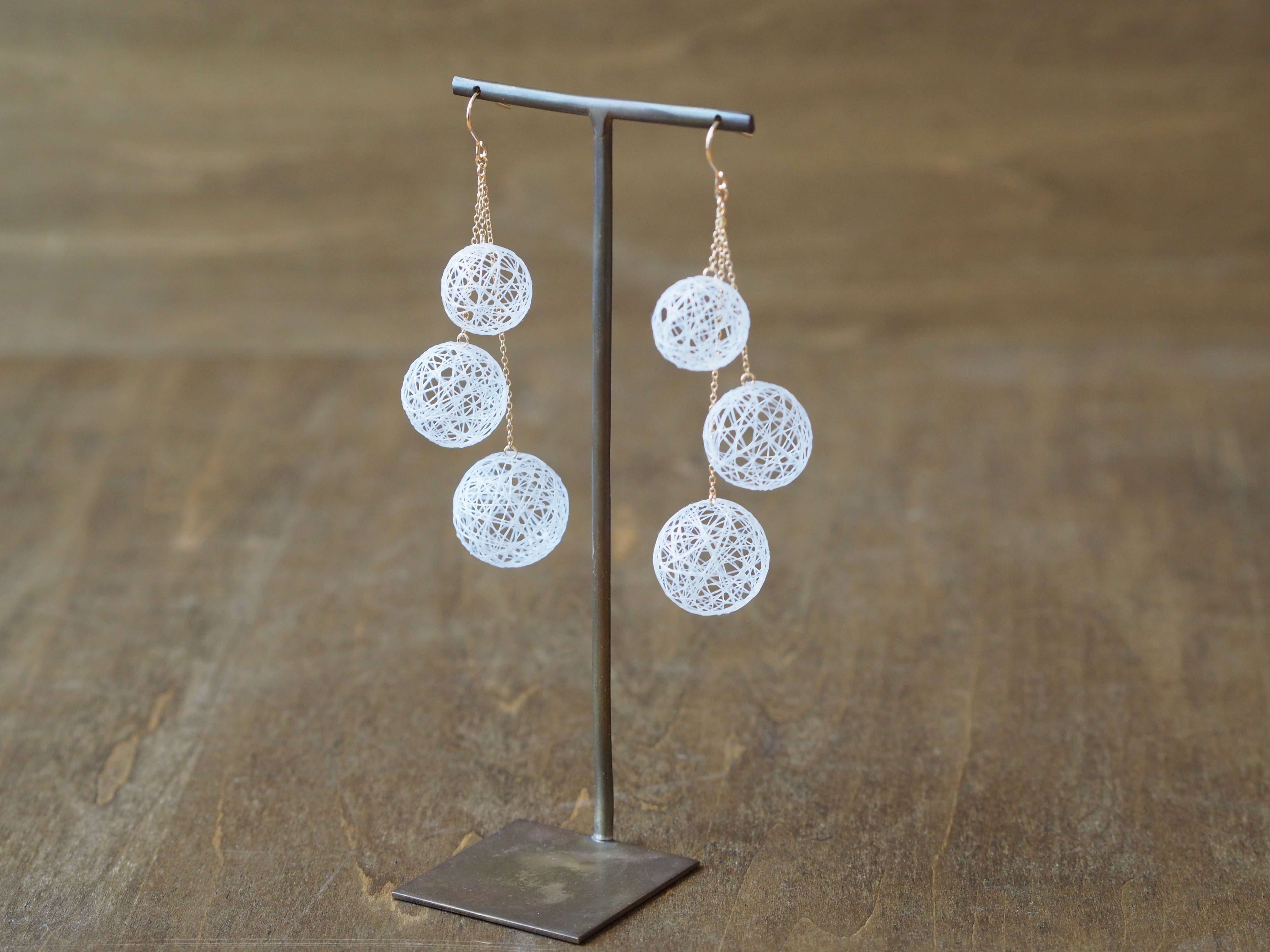 3粒チェーンピアス - 絹白（イヤリング可） | ひらり the airy jewelry