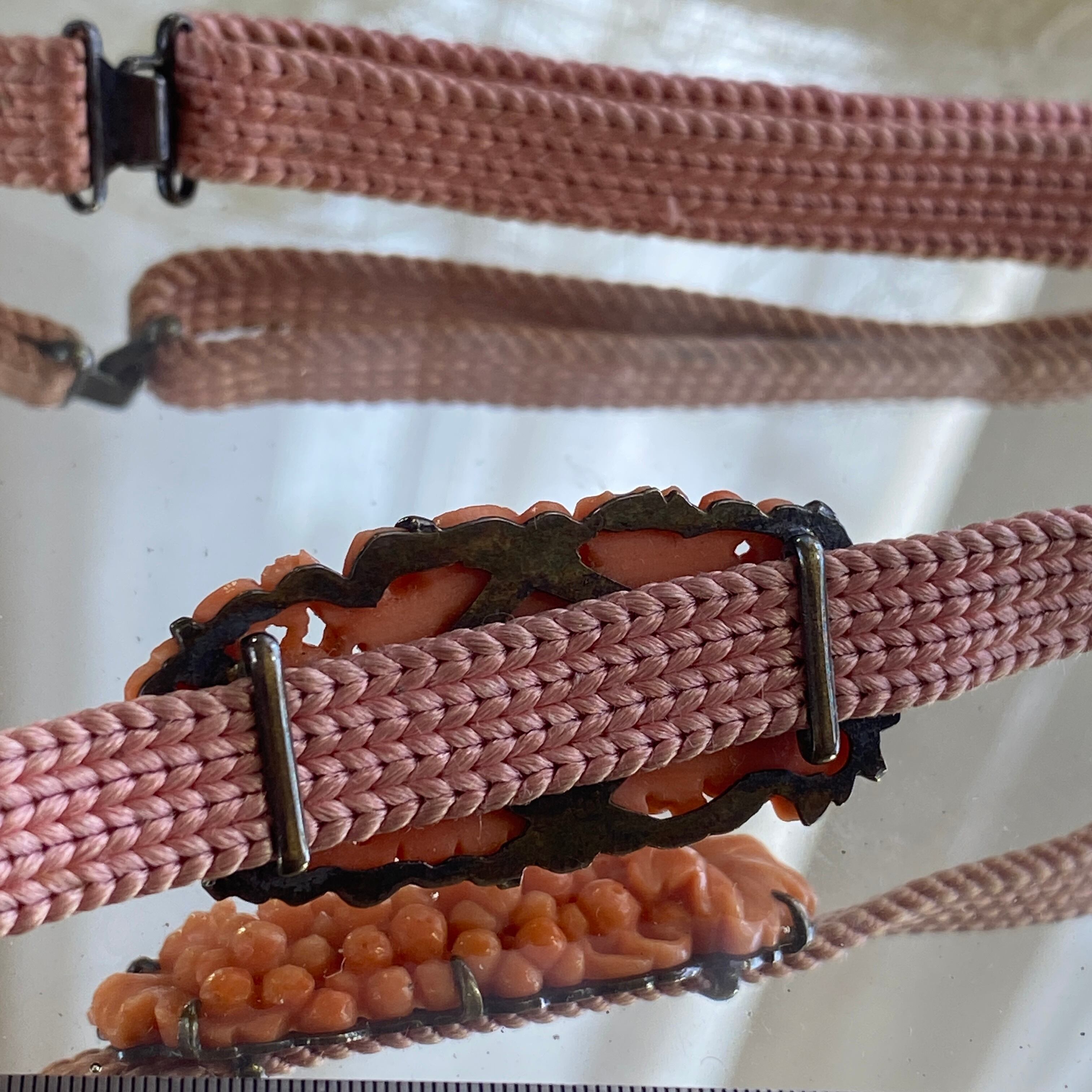 アンティーク　本珊瑚　可憐な葡萄の実の帯留め（時代紐付き）