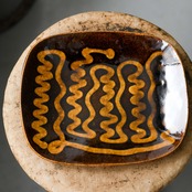 齊藤十郎　スリップ　角平皿（茶）
