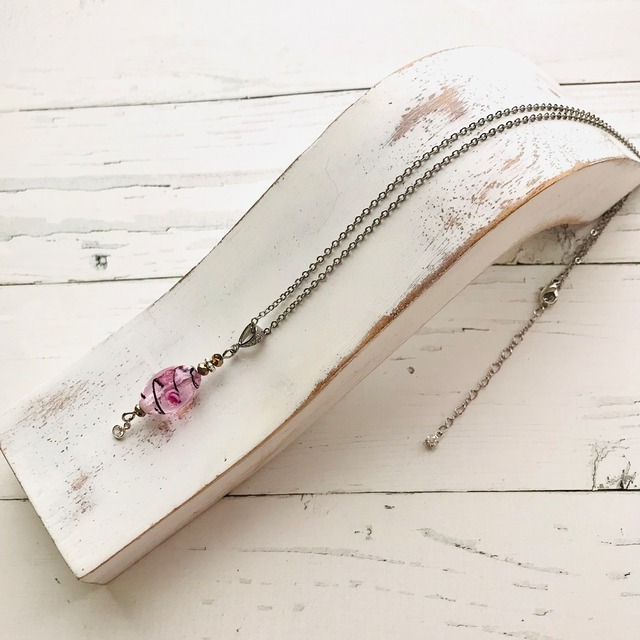 揺れる薔薇のネックレス