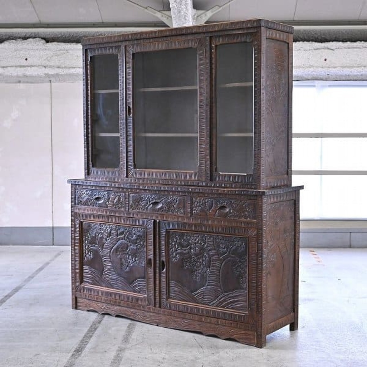 伝統工芸 軽井沢彫り 食器棚 キャビネット 収納 飾り棚 カップボード 桜彫刻 星打ち 手彫り 逸品【中古家具/中古インテリア/USED家具ユーズド家具/リサイクル】